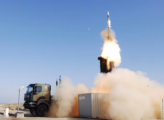 Động cơ chính có trọng lượng 110 kg, chiều dài 2,6 m. Thân tên lửa có 4 cánh ổn định hình chữ nhật và 4 cánh lái ở đuôi. Tên lửa được dẫn hướng đến mục tiêu bằng cách kết hợp quán tính giai đoạn đầu và radar chủ động giai đoạn cuối.