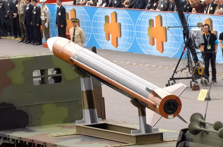 Loại tên lửa này có chiều dài 5,5m, đường kính 0,4m và trọng lượng khoảng 870kg.