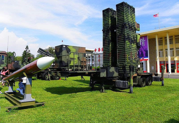 Liên quan tới các vụ phóng thử tên lửa vào đêm ngày 11/6, Cơ quan Quốc phòng Đài Loan từ chối công bố loại tên lửa mới được thử nghiệm.