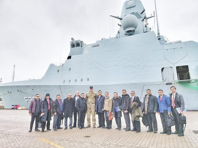 Lễ ký kết diễn ra với sự có mặt của đại diện MOD, công ty đóng tàu nhà nước PT PAL và PT Sinar Kokoh Persada - liên doanh với Indonesia của công ty Odense Maritime Technology (OMT), Đan Mạch.