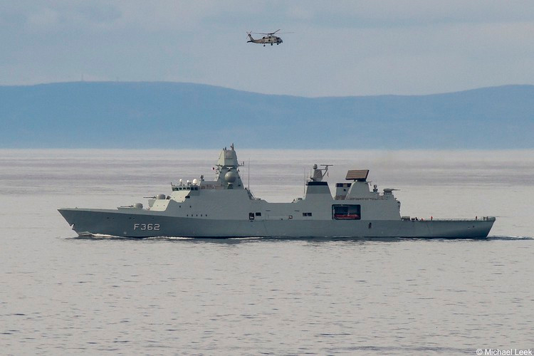 Iver Huitfeldt sử dụng hệ thống tác chiến xoay quanh radar đa chức năng APAR và SMART-L, mang lại khả năng nhận thức tình huống cực cao, thậm chí một số tính năng được đánh giá còn vượt trội so với hệ thống Aegis nổi tiếng của Mỹ.