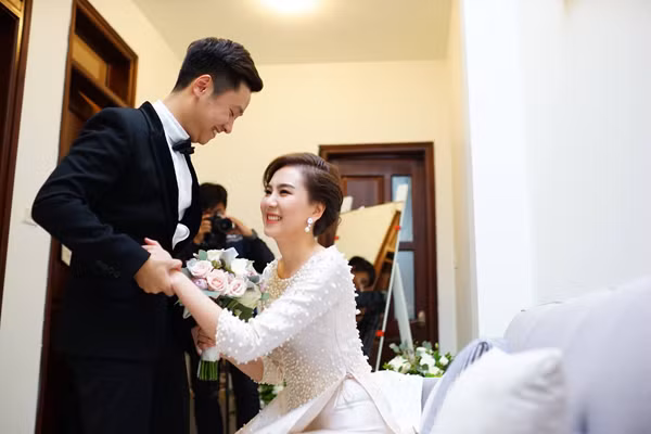 MC Mai Ngọc vốn là người rất kín tiếng về đời tư, chính vì thế khi những thông tin về việc cô lấy chồng, lập gia đình rộ lên càng khiến dư luận, cư dân mạng thêm quan tâm, tò mò. Những hình ảnh, thông tin lan truyền trong thời gian gần đây khiến mọi người đủ hiểu được Mai Ngọc đã có được cuộc sống, tình yêu đẹp và hạnh phúc như thế nào. Ảnh: Friday Studio. Trang phục Áo dài Tulip. Trang điểm Dũng Nguyễn.