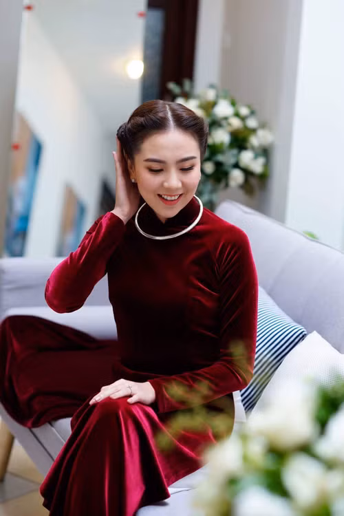 Trước lễ dạm ngõ và lễ ăn hỏi, chuyện tình 11 năm của Mai Ngọc cùng với chồng sắp cưới - là một thiếu gia rất giàu có cũng đã khiến người người phải thầm ngưỡng mộ. Rục rịch chuẩn bị cho đám cưới của mình từ những tháng đầu năm, cô gái thời tiết đã tạo cho bạn bè, những người mến mộ cô sự tò mò sau nhiều lần chia sẻ những khoảnh khắc ngọt ngào trong màn cầu hôn trên đất Mỹ và ảnh cưới đẹp lung linh ở chụp ở châu Âu.