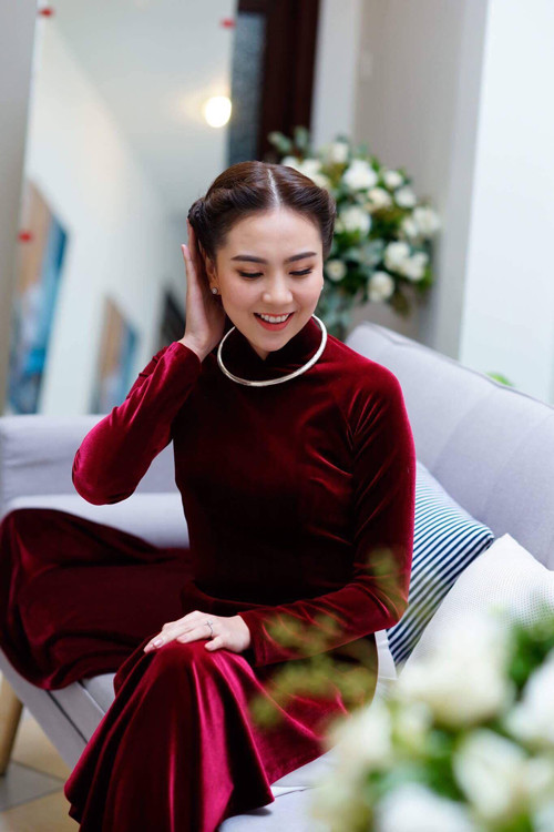 Trước lễ dạm ngõ và lễ ăn hỏi, chuyện tình 11 năm của Mai Ngọc cùng với chồng sắp cưới - là một thiếu gia rất giàu có cũng đã khiến người người phải thầm ngưỡng mộ. Rục rịch chuẩn bị cho đám cưới của mình từ những tháng đầu năm, cô gái thời tiết đã tạo cho bạn bè, những người mến mộ cô sự tò mò sau nhiều lần chia sẻ những khoảnh khắc ngọt ngào trong màn cầu hôn trên đất Mỹ và ảnh cưới đẹp lung linh ở chụp ở châu Âu.