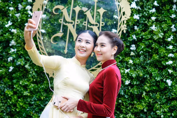 Xinh đẹp và giàu có, MC Mai Ngọc thực sự đã thể hiện đầy đủ những điều đó trong cuộc sống hàng ngày và trong chính lễ ăn hỏi của mình. Trưa 25/11, người đẹp háo hức chuẩn bị váy áo cho ngày trọng đại từ sớm. Cô chọn bộ áo dài nhung the màu đỏ bordeaux phù hợp với tiết trời se lạnh ở Hà Nội và thể hiện được sự sang trọng cũng như gout thời trang mang phong cách cổ điển yêu thích của mình.