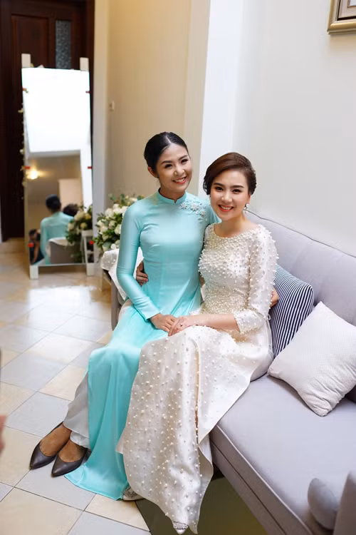 Vốn là bạn thân thiết của Mai Ngọc, Hoa hậu Ngọc Hân cũng là một trong những phù dâu. Hoa hậu đến từ sớm để giúp "Cô gái thời tiết" chuẩn bị chu đáo cho ngày trọng đại.