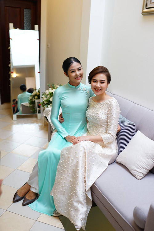 Vốn là bạn thân thiết của Mai Ngọc, Hoa hậu Ngọc Hân cũng là một trong những phù dâu. Hoa hậu đến từ sớm để giúp "Cô gái thời tiết" chuẩn bị chu đáo cho ngày trọng đại.