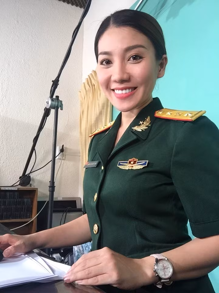 Trong hoàn cảnh công việc, thời gian ghi hình, phát sóng trực tiếp kéo dài như vậy, việc những trục trặc, sự cố nhỏ trong lúc đọc live, chuyển cảnh xảy ra là khá khó tránh khỏi. Đi sâu trực tiếp vào hành động của mình, MC Tuyết Vinh nhấn mạnh: "Khi ngứa mũi, xin hỏi quí vị sẽ làm gì? Vinh đã đợi đến lúc bạn dẫn của mình hiện dẫn và thể hiện phần voice cho 1 phóng sự dài gần 2 phút để gãi mũi. Điều đó là thiếu chuyên nghiệp? Là vô duyên? Là quên sóng trực tiếp? Là bất cẩn? Khi xem clip dưới đây quí vị sẽ thấy hình ảnh của phóng sự đang được phát với giọng đọc của bạn nam, và vì sự cố từ phòng điều khiển hình ảnh bên ngoài đã bấm nhầm nút chuyển qua hình ảnh Vinh, chỉ trong 2 giây thôi, và sau đó quay lại tiếp tục phóng sự".