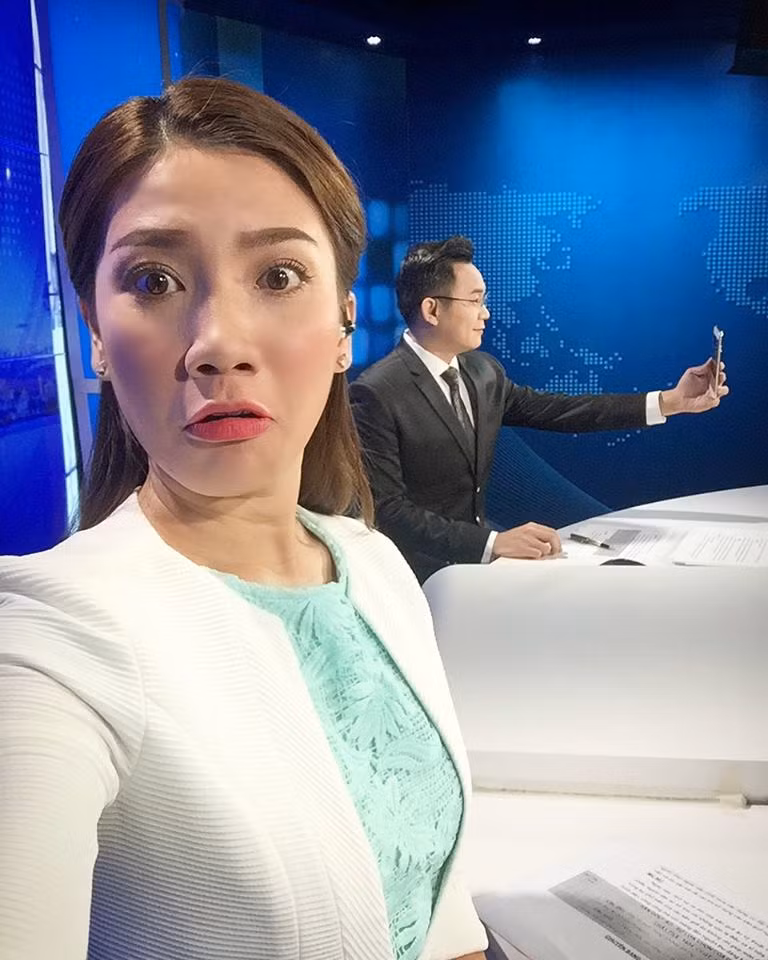 "Phải nói thêm rằng, sự cố không mong muốn này chỉ là một sự cố rất nhỏ, và thường gặp trong bất cứ chương trình trực tiếp nào. Tuy nhiên chỉ vì đúng ngay lúc tế nhị đó mà trở nên ồn ào"... "Nếu ai làm công tác truyền hình chắc chắn sẽ biết, chúng tôi phải tập trung cao độ như thế nào để làm tròn nhiệm vụ của mình. Xin quí vị, hãy thử tưởng tượng 90 phút ngồi nghiêm túc, đọc liên tục, quan sát hình ảnh, lắng nghe chỉ đạo của đạo diễn, không được sai sót vì toàn thông tin quan trọng. Thử hỏi 1 người hơn 10 năm dẫn chương trình, và đã làm chương trình này gần 3 năm, liệu Vinh có dám lơ là? Có thể bất cẩn? Có thể là một người vô duyên?", MC Tuyết Vinh thẳng thắn đáp trả những lời chỉ trích về tác phong làm việc của mình.