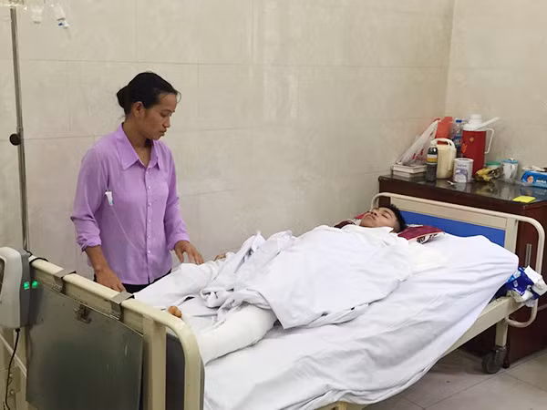 Tuy nhiên đến ngày 26/11, trên mạng lại xuất hiện nhiều bài viết nói về sự thật của câu chuyện chàng trai trẻ hy sinh cánh tay cứu bạn thoát chết này. Theo đó, Huy tên thật là Nguyễn Văn Quảng, sinh năm 1997, quê quán Nghệ An, đang là sinh viên năm 2 Đại học Kinh tế Quốc dân Hà Nội. Rạng sáng 21/11, khi đang đi xe máy cùng người bạn tên Quân đến khu vực Thường Tín, Hà Nội thì bị một xe đi đối diện chiếu đèn pha vào mắt. Huy đánh tay lái sang bên phải để tránh nhưng gặp chướng ngại vật nên hai người cùng ngã ra đường. Ảnh: Dân Việt.