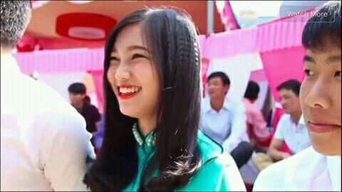 Hôm 25/11, đoạn clip ngắn quay trong một đám cưới ở Đà Lạt với nhân vật chính là một cô gái trẻ xinh đẹp - thành viên trong nhóm đỡ tráp nhà gái đã được đông đảo cư dân mạng chia sẻ nhiệt tình. Clip có thời lượng chỉ hơn 20 giây nhưng hình ảnh thiếu nữ bê tráp đám cưới xinh tươi, cười rạng rỡ đã khiến nhiều bạn trẻ, đặc biệt là các chàng trai thích thú. Chỉ trong một thời gian ngắn, clip có được trên 3 nghìn lượt thích cùng vô số bình luận khen, chê của dân mạng.