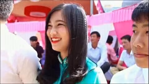 Hôm 25/11, đoạn clip ngắn quay trong một đám cưới ở Đà Lạt với nhân vật chính là một cô gái trẻ xinh đẹp - thành viên trong nhóm đỡ tráp nhà gái đã được đông đảo cư dân mạng chia sẻ nhiệt tình. Clip có thời lượng chỉ hơn 20 giây nhưng hình ảnh thiếu nữ bê tráp đám cưới xinh tươi, cười rạng rỡ đã khiến nhiều bạn trẻ, đặc biệt là các chàng trai thích thú. Chỉ trong một thời gian ngắn, clip có được trên 3 nghìn lượt thích cùng vô số bình luận khen, chê của dân mạng.