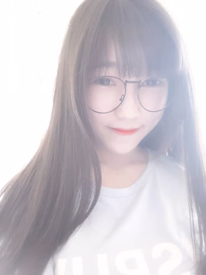 Đoạn clip được quay một cách rất vô tình, tự nhiên, bản thân Nhiên Hà cũng không biết trước là người quay phim sẽ chĩa ống kính về phía mình. Khi phát hiện bị ghi hình, Nhiên Hà tỏ vẻ thẹn thùng và bất chợt nở nụ cười làm "sáng bừng cả khung hình". Dù chỉ vài giây ngắn thôi nhưng nụ cười đó đã khiến biết bao dân mạng, các chàng trai say mê và thích thú.