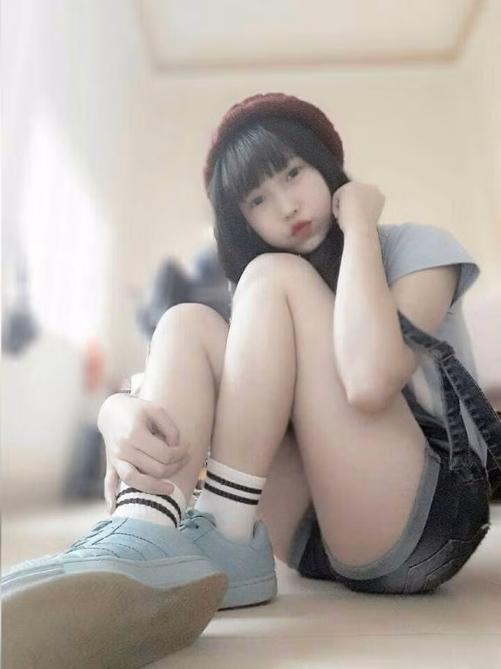 Nhiên Hà khẳng định cô bạn không thích bị người khác soi mói hay đưa ra những lời phán xét về bản thân mình. Cho đến thời điểm hiện tại, Hà đã cảm thấy khá mệt mỏi khi trên Facebook của cô có quá nhiều người lạ vào bình luận trong từng bức ảnh, săm soi và chỉ ra những điểm mà họ cho là "không đẹp", "không đúng". "Tôi không muốn các bạn soi mói cuộc sống đời thường của tôi. Tôi không cần nổi tiếng hay bất cứ thứ gì. Tôi muốn là 1 người bình thường. Muốn đi học như các bạn khác mà không phải chịu sự soi mói nào", Nhiên Hà tiết lộ với sự bực dọc rõ rệt.