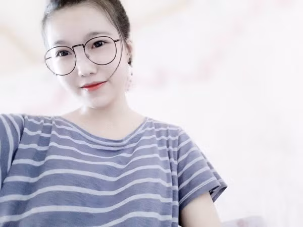 Về đoạn clip trong đám cưới vừa qua, Nhiên Hà cũng không muốn dân mạng bàn tán nhiều thêm nữa. "Tôi chỉ vô tình bị quay và chuyện xảy ra đơn giản như thế. Tôi không muốn bị nói này nói nọ. Tôi không xinh tôi cũng không đẹp. Mong các bạn hiểu và thông cảm cho tôi".