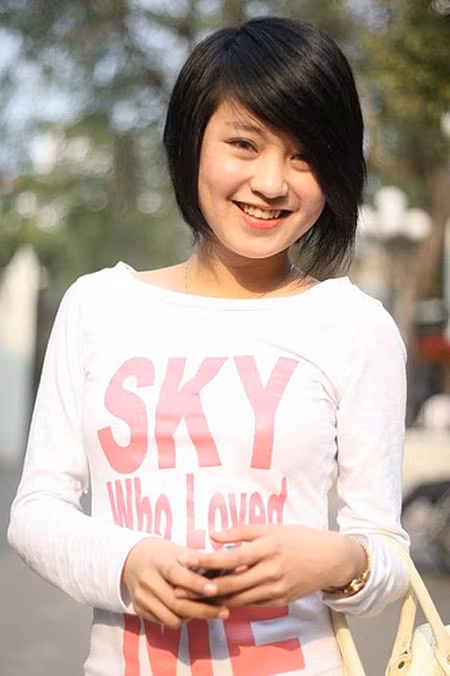 Vân Hugo đang ở trong hoàn cảnh khá khó khăn như vậy khiến nhiều bạn trẻ tiếc nuối, thương cảm khi hồi tưởng lại một thời "vàng son" của cô cùng những hot girl đời đầu khác. Vậy còn những hot girl cùng thời với Vân Hugo thì sao? Cuộc sống của họ hiện tại thế nào? Nhân vật đầu tiên được nhắc đến là cựu hot girl Mi Vân, cũng là một người bạn rất thân với Vân Hugo. Nguyễn Mi Vân sinh năm 1988, xinh xắn, có phong cách ngọt ngào, dễ thương cô rất nổi tiếng trong những năm 2005-2006 với hình ảnh được cho là "chuẩn mực" của hot girl thời bấy giờ.