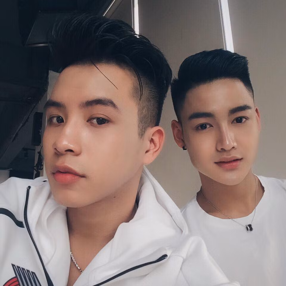 Theo tiết lộ của Khả Hiếu, cậu và Đức Hùng đã quen nhau khá lâu nhưng mới chỉ công khai tình cảm từ tháng 7/2016. Khả Hiếu hiện đang làm công việc của một chuyên viên makeup, stylist, lớn hơn Hùng 6 tuổi và thực sự đã có nhiều kinh nghiệm, sự từng trải hơn. Chính vì thế cậu luôn mong muốn có thể đem đến nhiều niềm vui, hạnh phúc và cảm giác bình yên cho Hùng khi hai người công khai tình cảm với nhau.