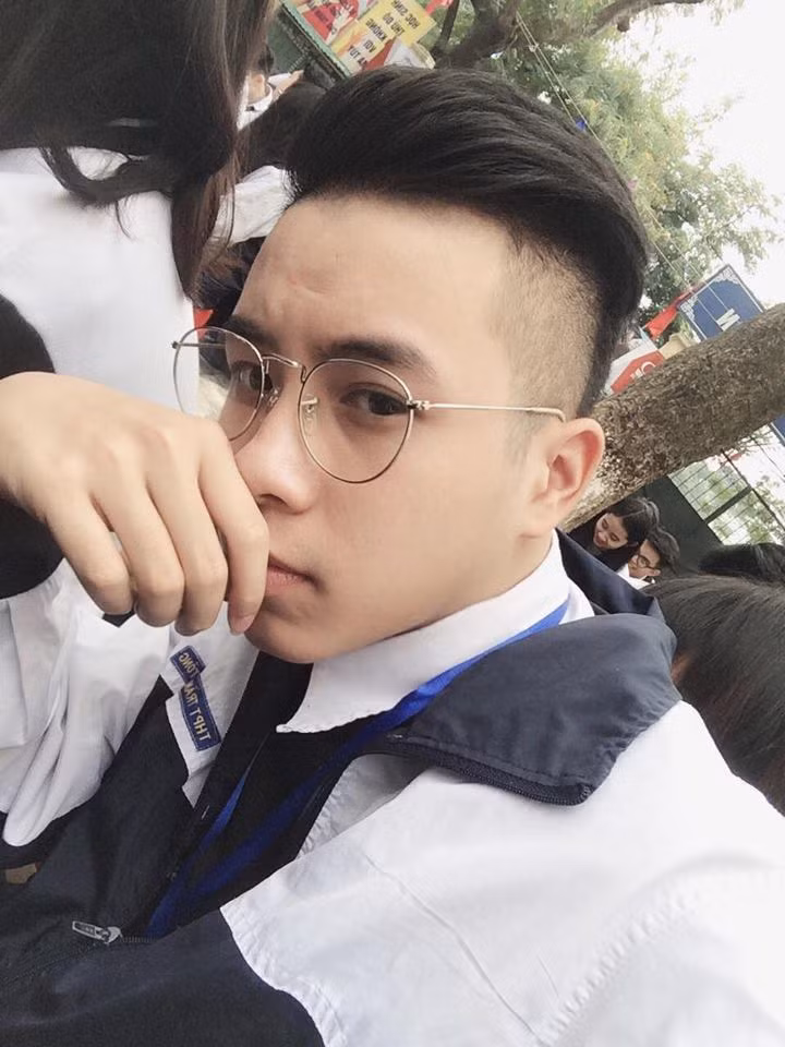 Do Hùng nhỏ tuổi hơn Hiếu, lại đang là học sinh nên những áp lực từ cuộc sống luôn rất dễ tác động, gây ảnh hưởng đến tâm lý của cậu. Và trong những lúc như vậy, bên cạnh Hùng luôn có Hiếu. Hiếu vừa là người yêu, vừa là một người anh chín chắn, giàu kinh nghiệm, sự từng trải, luông mang đến cho Hùng những lời khuyên có ích để Hùng vững vàng hơn, tự tin hơn cũng như có một cuộc sống hạnh phúc, tốt đẹp hơn.