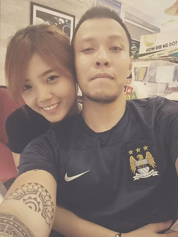 Cặp đôi hot girl và chàng rapper nhanh chóng kết hôn và có một cậu con trai đầu lòng kháu khỉnh. Thời điểm mới sinh con, những khoảnh khắc hạnh phúc của gia đình nhỏ được Á Hân chia sẻ trên Facebook đã khiến nhiều bạn trẻ có phần ghen tị và không ngừng chúc phúc cho cô nàng. Tuy nhiên chỉ sau một khoảng thời gian ngắn, cuộc sống gia đình, tình cảm của Á Hân và Phạm Hồng Hải bắt đầu xuất hiện những trục trặc, sự rạn nứt. Điều này thể hiện qua hàng loạt status thể hiện sự buồn bã, cô đơn của Á Hân.