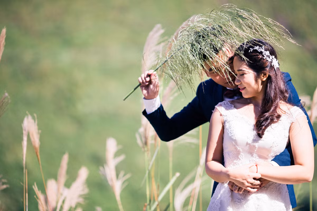 Nhưng rồi chẳng hiểu vì lý do gì mà đến cuối năm lớp 12, thời điểm vừa thi xong đại học Minh lại tỏ ra là có cảm tình với Nhi, để từ đó chuyện tình kỳ lạ kéo dài 8 năm của cặp đôi cùng quê bắt đầu.