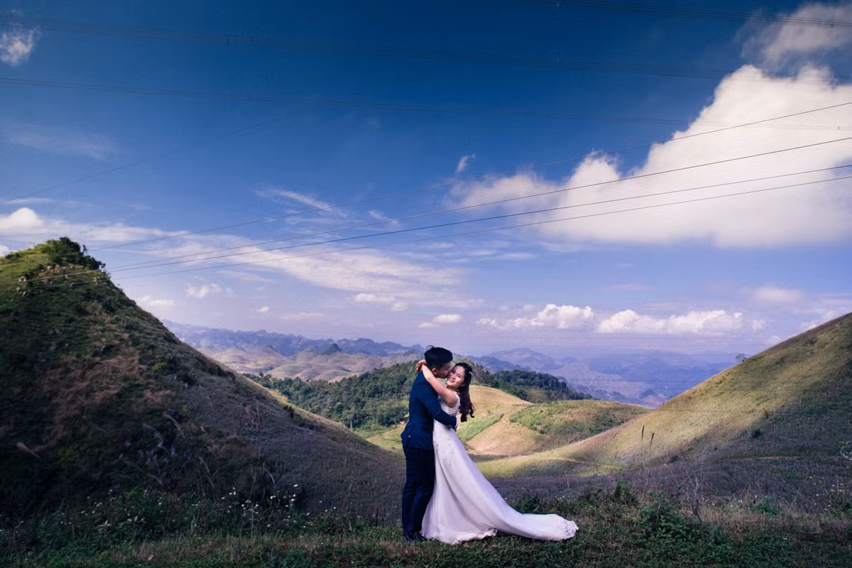 Có lẽ sẽ nhiều người khó tin nhưng từ khi yêu nhau cho đến giờ, Minh và Nhi chưa từng có cơ hội cùng nhau đi du lịch. Vì thế mà cả hai đã quyết định ra miền Bắc chụp ảnh cưới kết hợp du lịch khám phá.