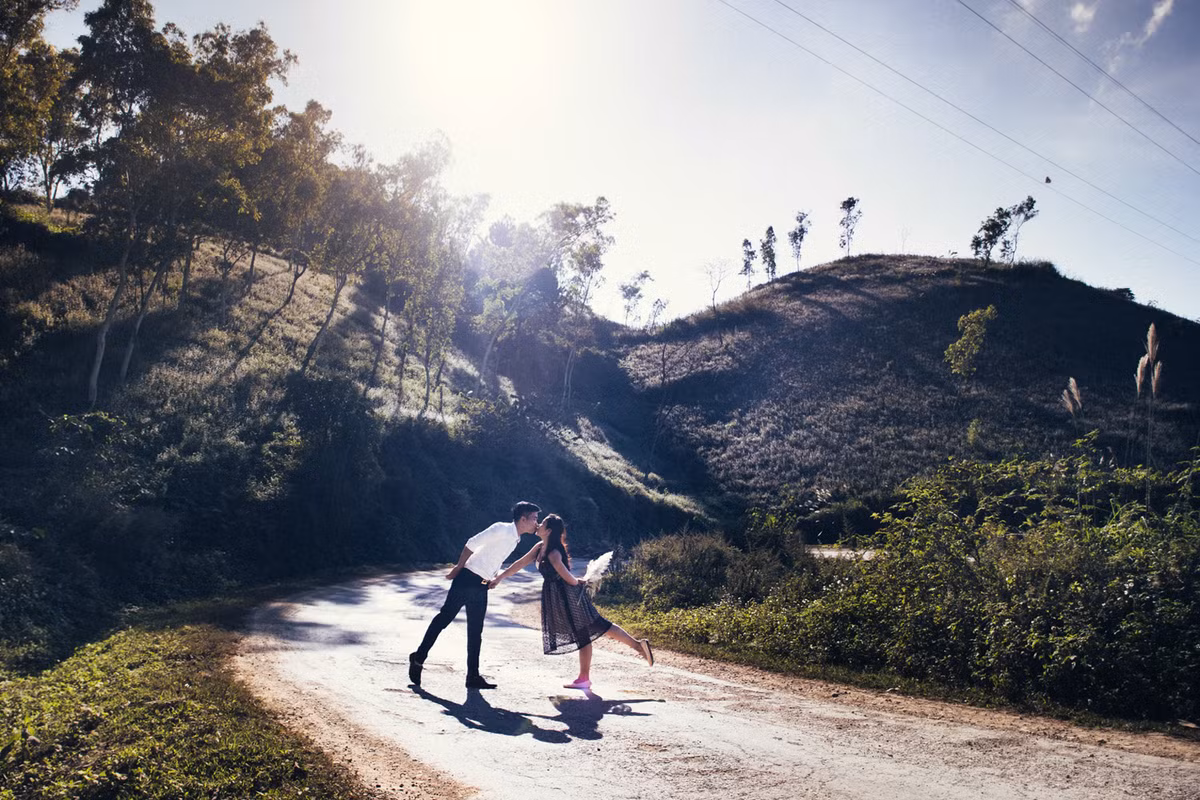 Nhi ở nhà cậu ruột đi học, còn Minh thuê trọ bên ngoài. Học khác ngành nên thời gian gặp nhau cũng eo hẹp, mặc dù sống chung thành phố, học chung trường nhưng đa phần chỉ có thể trao đổi qua gọi điện và tin nhắn.