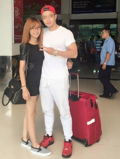 Dù chưa biết thực hư mọi chuyện ra sao nhưng Lâm Á Hân dường như đã tạo ra một sắc thái mới, một thời kỳ mới trên mạng xã hội Việt. Một thời kỳ mà những câu chuyện "vợ chồng lùng nhùng" rắc rối, những hỷ nộ ái ố, vợ chồng cãi vã nhau cũng được live stream, phát trực tiếp... Hai chữ "sống ảo" được những dân mạng có phản ứng gay gắt sử dụng để nói về bản chất những sự việc vừa qua. Những nhân vật chính dù giải thích rất nhiều nhưng vẫn không thể ngăn được những lời đồn đoán đằng sau những hành động khó hiểu của chính mình. Ảnh trong bài: Facebook nhân vật.