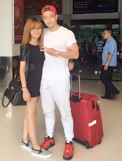 Dù chưa biết thực hư mọi chuyện ra sao nhưng Lâm Á Hân dường như đã tạo ra một sắc thái mới, một thời kỳ mới trên mạng xã hội Việt. Một thời kỳ mà những câu chuyện "vợ chồng lùng nhùng" rắc rối, những hỷ nộ ái ố, vợ chồng cãi vã nhau cũng được live stream, phát trực tiếp... Hai chữ "sống ảo" được những dân mạng có phản ứng gay gắt sử dụng để nói về bản chất những sự việc vừa qua. Những nhân vật chính dù giải thích rất nhiều nhưng vẫn không thể ngăn được những lời đồn đoán đằng sau những hành động khó hiểu của chính mình. Ảnh trong bài: Facebook nhân vật.