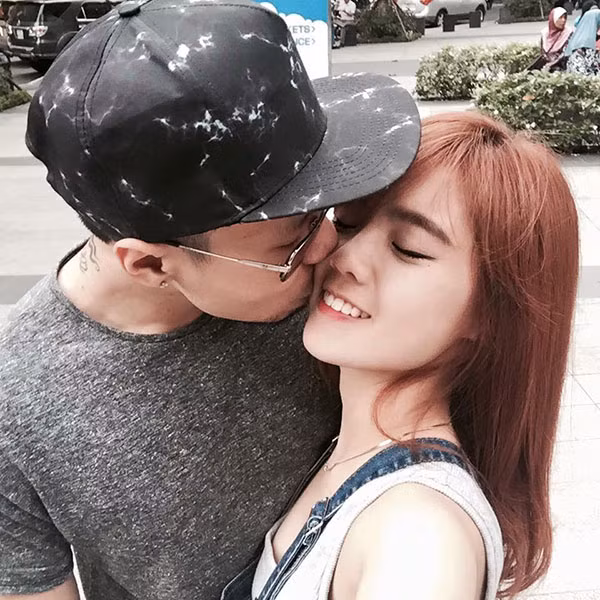 Từng được mệnh danh là "hot girl không scandal", là gương mặt trẻ tài năng xuất thân từ nhóm hài BB&amp;BG nổi tiếng, nhưng thời gian gần đây Lâm Á Hân lại thường xuyên gây xôn xao mạng xã hội khi lần lượt kết hôn, sinh con sớm và liên tục thể hiện sự kém hạnh phúc trong gia đình nhỏ của mình. Từ sau khi dừng mọi hoạt động nghệ thuật, Lâm Á Hân bất ngờ chọn được bến đỗ khi yêu và lấy rapper Phạm Hồng Hải - một nhân vật cũng khá nổi tiếng trên mạng xã hội Việt.