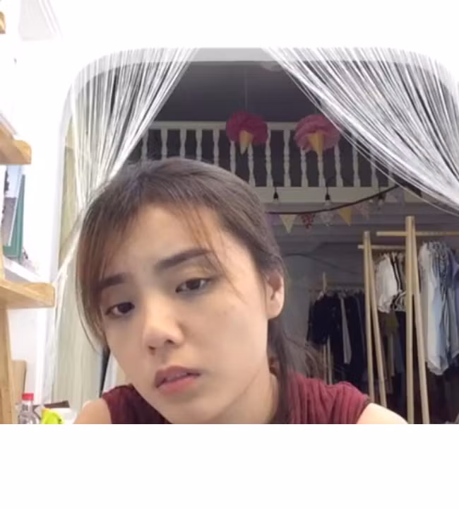 Được biết sau khi kết hôn cùng Hồng Hải, Lâm Á Hân chỉ có một khoảng thời gian ngắn có được hạnh phúc. Sau đó cô nàng liên tục lên mạng đăng tải những status rất tâm trạng hàm ý nhắc tới sự thiếu hạnh phúc trong gia đình nhỏ. Dân mạng cũng từ đó mà đồn đoán về những trục trặc trong mối quan hệ của Á Hân và Hồng Hải... cho đến mới đây nhất, Á Hân đăng lên trang cá nhân một đoạn live stream với cảnh... cãi nhau với chồng qua điện thoại. Hot girl 9X tố chồng ngoại tình, không chung thủy và có lối sống buông thả, "ba lăng nhăng" bên ngoài. Ngược lại, Hồng Hải cũng sử dụng khá nhiều lời lẽ nặng nề để mắng nhiếc, thậm chí là chửi bới Á Hân.