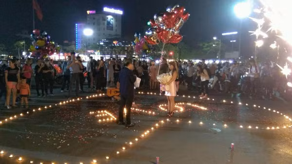 Và khoảnh khắc quan trọng nhất cũng đến, cặp đôi trẻ tuổi có dáng người nhỏ bé cùng bước vào bên trong trái tim được thắp bằng nến, chàng trai lần lượt tặng cho người yêu những món quà mà anh đã chuẩn bị từ trước. Những người theo dõi không quên hò reo, cổ vũ cho chàng trai tạo nên một khung cảnh rất náo nhiệt.