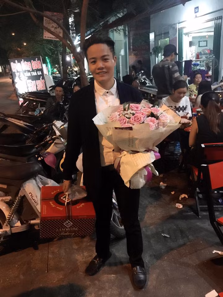 Theo tìm hiểu, nam chính trong màn cầu hôn lãng mạn ở Hải Phòng vừa qua là chàng trai trẻ tên Hoàng Anh, nickname Hoàng Anh Tatoo, đang sinh sống và làm việc trong ngành quản lý bar, nhà hàng tại thành phố hoa phượng đỏ. Không quá đẹp trai như "soái ca" nhưng vẻ ngoài của Hoàng Anh lại tạo cảm giác anh là một người khá hiền lành, thích sự lãng mạn và luôn cố gắng hết lòng vì người yêu.