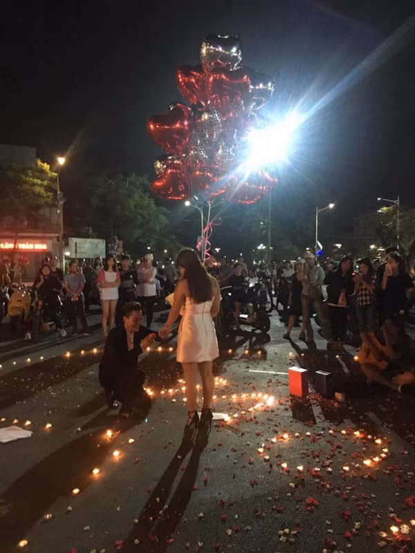 Dù diễn ra thành công và khá lãng mạn những màn cầu hôn ở Hải Phòng vừa qua cũng tạo ra không ít cuộc tranh cãi trên mạng xã hội. Nhiều dân mạng nêu quan điểm cá nhân việc tổ chức một màn cầu hôn hoành tráng như vậy ở nơi công cộng có một chút gì đó sự phô trương và khoe mẽ. Số khác lại lo lắng rằng không biết những cánh hoa hồng, những ngọn nến cháy hết sau khi màn cầu hôn kết thúc có được những người chủ nhân dọn dẹp hay không.