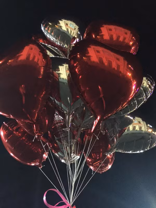 Hoa hồng, nến... được xem là những món đồ quen thuộc thường được sử dụng trong những màn cầu hôn, tạo ra khung cảnh, màu sắc lãng mạn. Chưa hết, chàng trai trẻ cùng bạn bè còn mang đến địa điểm cầu hôn một chùm bóng bay hình trái tim rất to để tăng thêm phần ấn tượng, sự đáng yêu. Với cách sắp xếp, chuẩn bị khá kỳ công của nhân, trước khi màn cầu hôn diễn ra, đã có rất nhiều người dân, các bạn trẻ đứng theo dõi, chờ đợi giây phút quan trọng và sử dụng điện thoại để chụp ảnh, ghi hình.