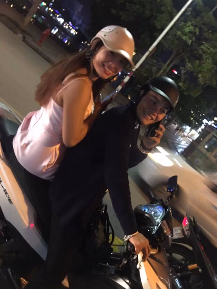 Khi biết những thông tin, hình ảnh trong màn cầu hôn lãng mạn của mình được lan truyền rộng rãi trên mạng, Hoàng Anh tỏ ra rất vui và phấn khích. Anh coi đây là một món quà ý nghĩa muốn gửi tặng đến cô người yêu năm nay mới 21 tuổi của mình. Theo quan điểm của chàng trai trẻ, dù biết còn rất nhiều người bàn ra tán vào về tình yêu của hai người, nhưng cả hai vẫn chỉ muốn hướng đến sự hạnh phúc, được sống trọn vẹn với tình cảm chân thành của mình.