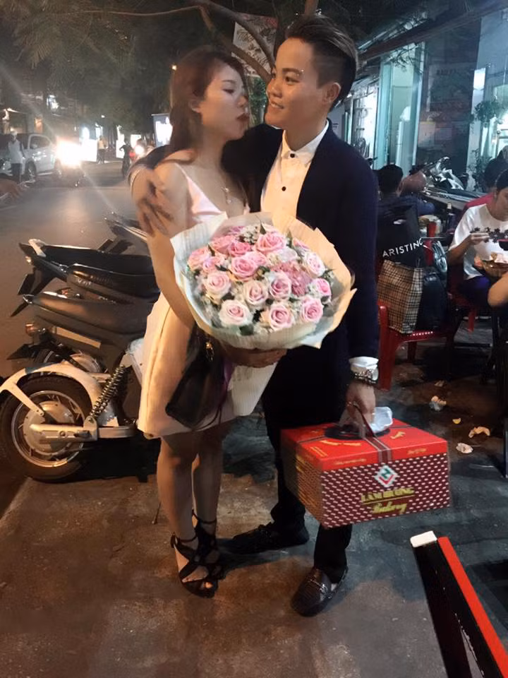 Người yêu của Hoàng Anh, cô gái được cho là hạnh phúc nhất tối 21/11 vừa qua có nickname Nắng Hồng, năm nay 21 tuổi và cũng sinh ra, lớn lên ở thành phố Hải Phòng. Theo tiết lộ của Hoàng Anh, nhân dịp sinh nhật lần thứ 21 của Nắng Hồng và kỷ niệm 1 năm ngày yêu nhau nên cậu đã dày công, cùng bạn bè chuẩn bị màn cầu hôn này. Hoàng Anh mong muốn những gì mình đã làm sẽ khiến người yêu bất ngờ, cảm động và quan trọng là anh có thể thể hiện được tình yêu của mình, để cô bạn gái nhận lời cầu hôn.