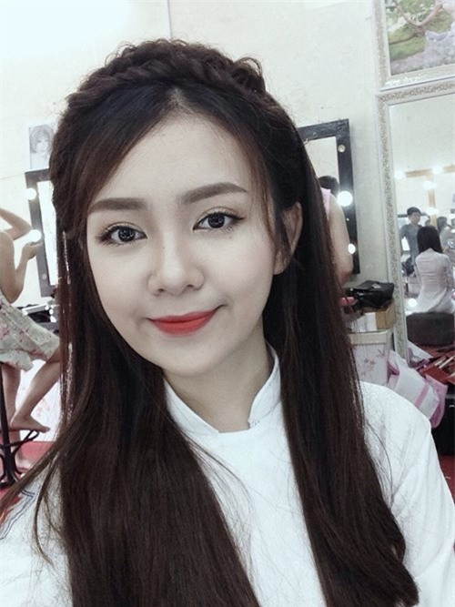 Tìm hiểu kỹ hơn về loạt ảnh giúp Quỳnh Chi được nhiều người chú ý vừa qua, được biết dân mạng đã có một chút nhầm lẫn khi loạt ảnh mới được chia sẻ không chỉ chụp trong dịp kỷ niệm 20/11 vừa qua mà còn có cả ảnh chụp trong lễ khai giảng năm học 2016-2017. Bằng một sự tình cờ nào đó, những bức ảnh của Quỳnh Chi đã được lan truyền rộng rãi khiến đông đảo các bạn trẻ không ngừng trầm trồ, ngợi khen và thể hiện sự cảm mến.