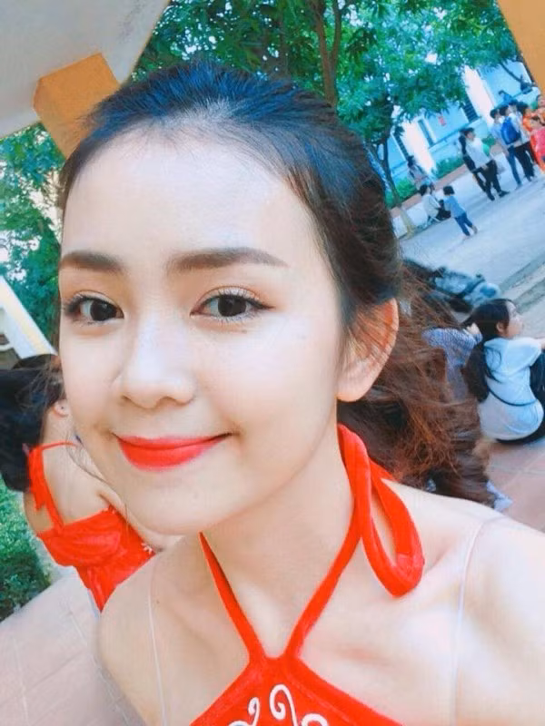 Và không mất thời gian để dân mạng tìm ra thông tin về nữ sinh Nghệ An xinh đẹp này. Được biết, cô bạn là nhân vật đã từng được nhiều fanpage, trang tin của Nghệ An nhắc đến khi là Hoa khôi Quốc học Vinh 2016, là gương mặt 9X hot nhất, nổi tiếng nhất của trường THPT Huỳnh Thúc Kháng, Nghệ An (tên mới của trường Quốc học Vinh - PV). Tên cô bạn là Nguyễn Thị Quỳnh Chi, sinh năm 1999 và danh tiếng hiện đã "nổi như cồn" khắp gần xa.