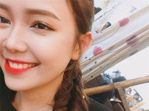 Sau khi trở thành Hoa khôi của trường, Quỳnh Chi đã được khá nhiều trang tin, đơn vị báo đài phỏng vấn. Cô bạn tỏ ra rất khiêm tốn khi cho rằng nói bản thân "nổi tiếng" là hơi quá, có chăng chỉ là được nhiều bạn chú ý đến hơn một chút. Ngoài ra, cô nữ sinh 9X cũng tiết lộ cuộc sống của cô có một vài xáo trộn khi có thêm nhiều người bạn mới, có thêm người theo dõi trên mạng xã hội và thường xuyên nhận được những tin nhắn tán tỉnh, mời làm người mẫu ảnh.