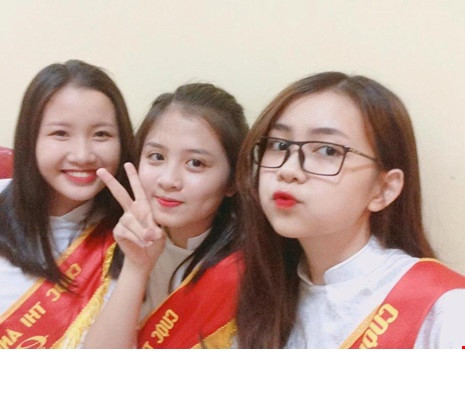 Nói về sức hút của Quỳnh Chi, trong cuộc thi bình chọn cho Hoa khôi Quốc học Vinh 2016 (Miss VOS 2016) vừa qua, bức ảnh của cô bạn xinh xắn này đã có số lượng like cực lớn, vượt trội hơn hẳn so với những nữ sinh khác. Bức ảnh của Quỳnh Chi đã bứt phá vươn lên dẫn đầu cách biệt với hơn 13.000 lượt like và hơn 2.000 lượt chia sẻ. Trên khắp Facebook của các bạn trẻ rầm rộ chia sẻ bức ảnh Chi cười rạng rỡ.