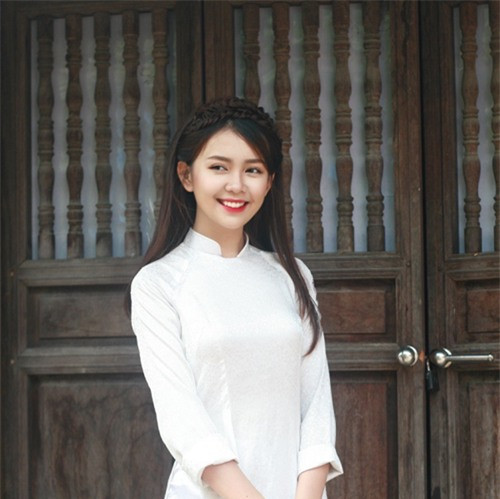 Tuy nhiên, khi chưa kịp trò chuyện với Quỳnh Chi để biết được cảm xúc của cô nàng khi bất ngờ trở thành nhân vật hot nhất nhì mạng Việt trong vài ngày gần đây thì cô bạn đã tạm thời khóa hết các tài khoản trang cá nhân của mình trên cả Facebook và Instagram. Động thái này như thể hiện sự khiêm tốn, không muốn có quá nhiều người quan tâm đến đời tư của mình cũng như để hạn chế những rắc rối không cần thiết đến từ môi trường mạng xã hội rộng lớn.