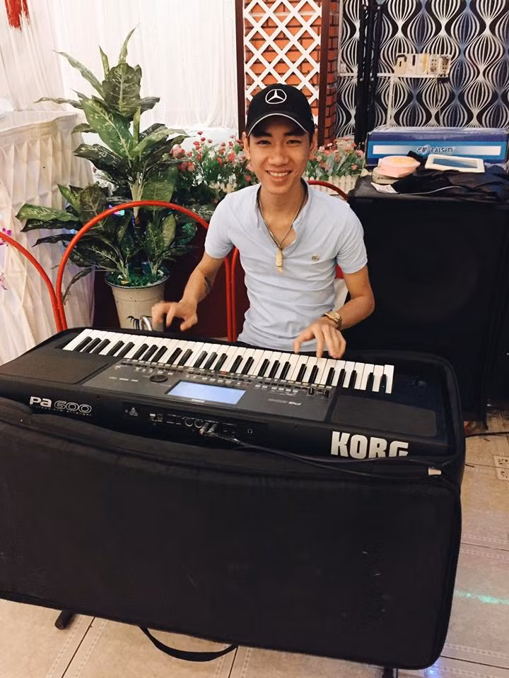 Nhờ sự mến mộ của dân mạng, số lượng người theo dõi trang cá nhân của Bảo Khánh vài ngày gần đây tăng đáng kể. Hiện tại chàng trai quê Sóc Trăng đã có hơn 100 nghìn người theo dõi trên Facebook và cậu cũng thường xuyên chia sẻ những đoạn clip chơi đàn, mix nhạc bằng đàn organ để đáp lại sự yêu quý của mọi người.
