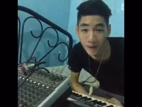 Dù chưa có nhiều thông tin về chàng trai 9X tài năng này nhưng ở độ tuổi 17-18, Bảo Khánh với khả năng chơi đàn như vậy đã đủ xứng đáng nhận được lời khen từ chính những người có chuyên môn về âm nhạc.