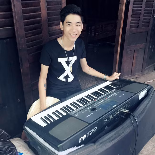 Thời gian rảnh, Khánh trở về nhà làm livestream hoặc đi giao lưu cùng nhiều hội nhóm yêu âm nhạc khác và đi đến đâu Bảo Khánh cũng cố gắng thực hiện, lưu lại một số clip chơi đàn để chia sẻ trên Facebook, tạo ra nhiều giây phút vui vẻ cho bạn bè, dân mạng.