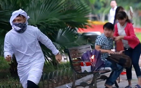 Như báo chí đã đưa tin, ngày 21/11 Phòng Cảnh sát phòng chống tội phạm công nghệ cao Hà Nội (PC50, Công an TP Hà Nội) đã triệu tập và tạm giữ nhóm 5 thanh niên, tác giả của đoạn video đóng giả IS quăng bom ngoài phố để trêu đùa người đi đường. Trước đó, đoạn video của 5 thanh niên đã gây nhiều tranh cãi trên mạng xã hội, bị cho là không phù hợp ở Việt Nam và gây ảnh hưởng nghiêm trọng tới người dân - những "nạn nhân bất đắc dĩ" của trò đùa quăng bom giả.