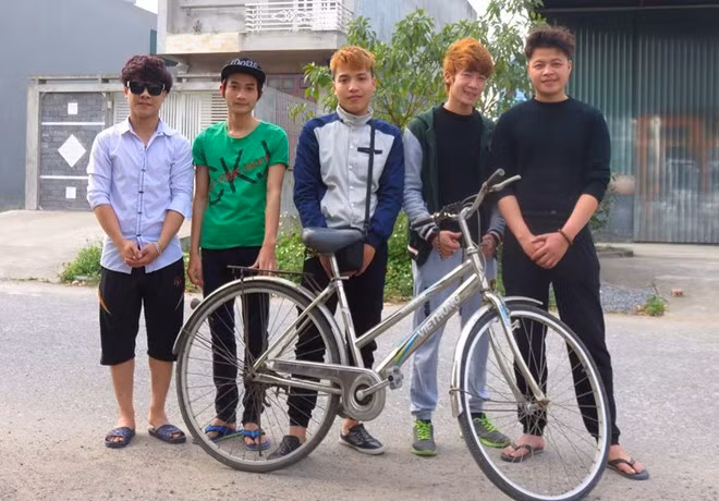 Hành động của nhóm "Monster NTN" là bắt chước những đoạn clip từ nước ngoài, thể hiện lại ở Việt Nam. Tuy nhiên từ khi đoạn video này được đăng tải, đã có quá nhiều luồng ý kiến trái chiều, những cuộc tranh cãi nổ ra xoay quanh nội dung của nó. Phần đông các khán giả trẻ Việt Nam đều phàn nàn việc tự giả trang làm khủng bố, ném bom giả để dọa nạt mọi người không khác gì một hành động quấy rối, làm ảnh hưởng đến tâm lý và cuộc sống của người dân. Ảnh: Zing.vn.