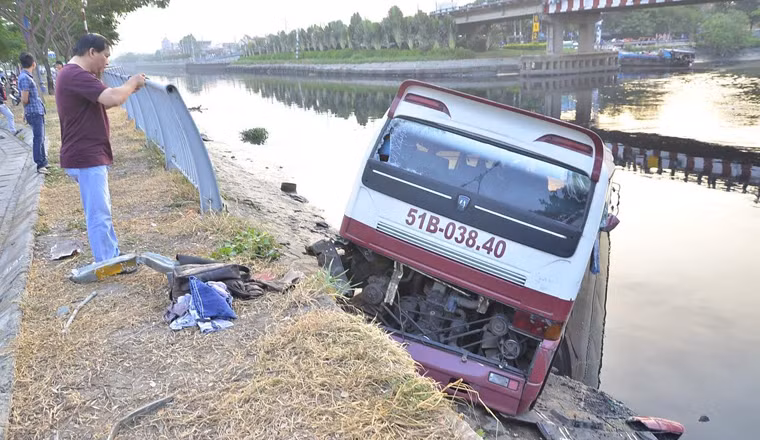 Tài xế và phụ xe đã nhanh chóng rời khỏi xe và thoát nạn trong gang tấc.