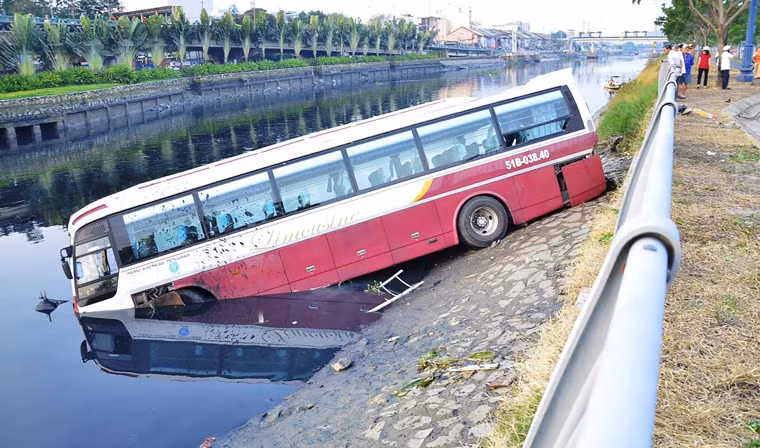 Sau đó chiếc xe tông gãy lan can bảo vệ và lao thẳng xuống kênh Tàu Hủ - Bến Nghé.
