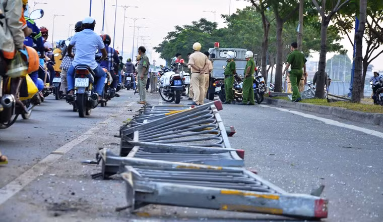 Khoảng 5h sáng sớm nay (22/3), chiếc xe khách 50 chỗ đang lưu thông trên đại lộ Võ Văn Kiệt, đến đoạn thuộc phường 7, quận 6, TPHCM (hướng từ huyện Bình Chánh về hầm vượt sông Sài Gòn) thì bất ngờ mất lái, tông hàng loạt dải phân cách thép...