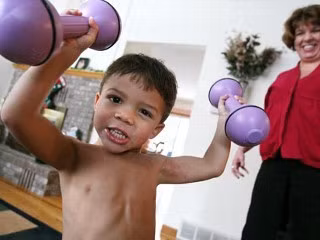 Cơ bắp phát triển. Năm 2009, cậu bé Liam Hoekstra ở bang Michigan (Mỹ) gây xôn xao dư luận khi có thể thực hiện được động tác thể dục khó là đu người trên hai tay mẹ. Trước đó, khi 8 tháng tuổi, Liam có thể lên xà đơn. Đến khi 9 tháng tuổi, cậu bé đã trèo lên xuống cầu thang.